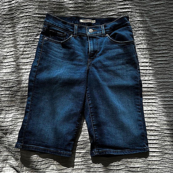 Levi’s Classic Bermuda Shorts - Picture 1 of 9